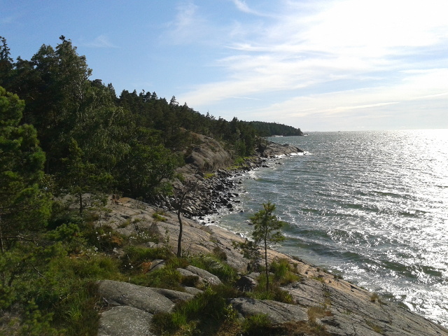 Kuva kauniista kallioisesta rannasta.